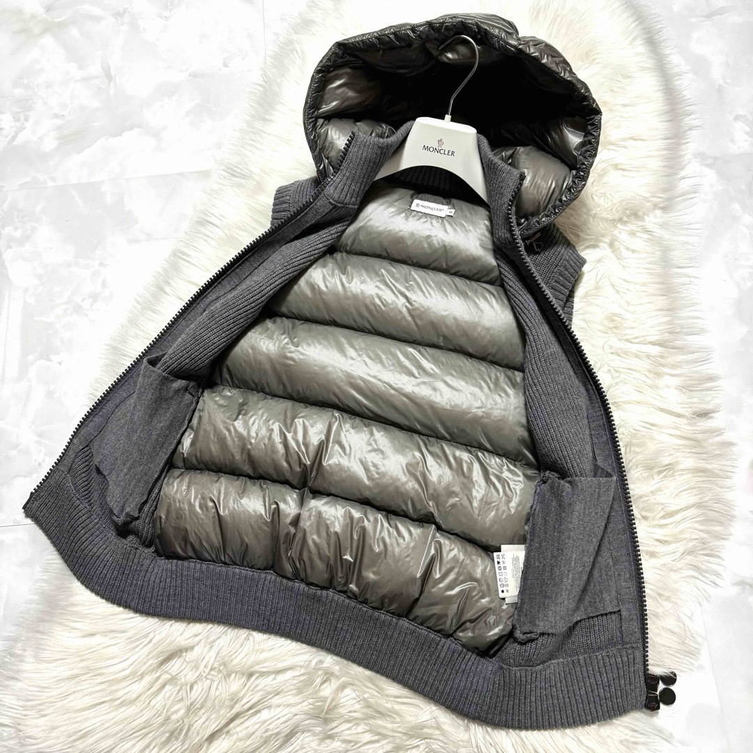 MONCLER(モンクレール)の本物 美品 モンクレール フード付 ニット切替 ダウンベスト S グレー メンズのジャケット/アウター(ダウンベスト)の商品写真