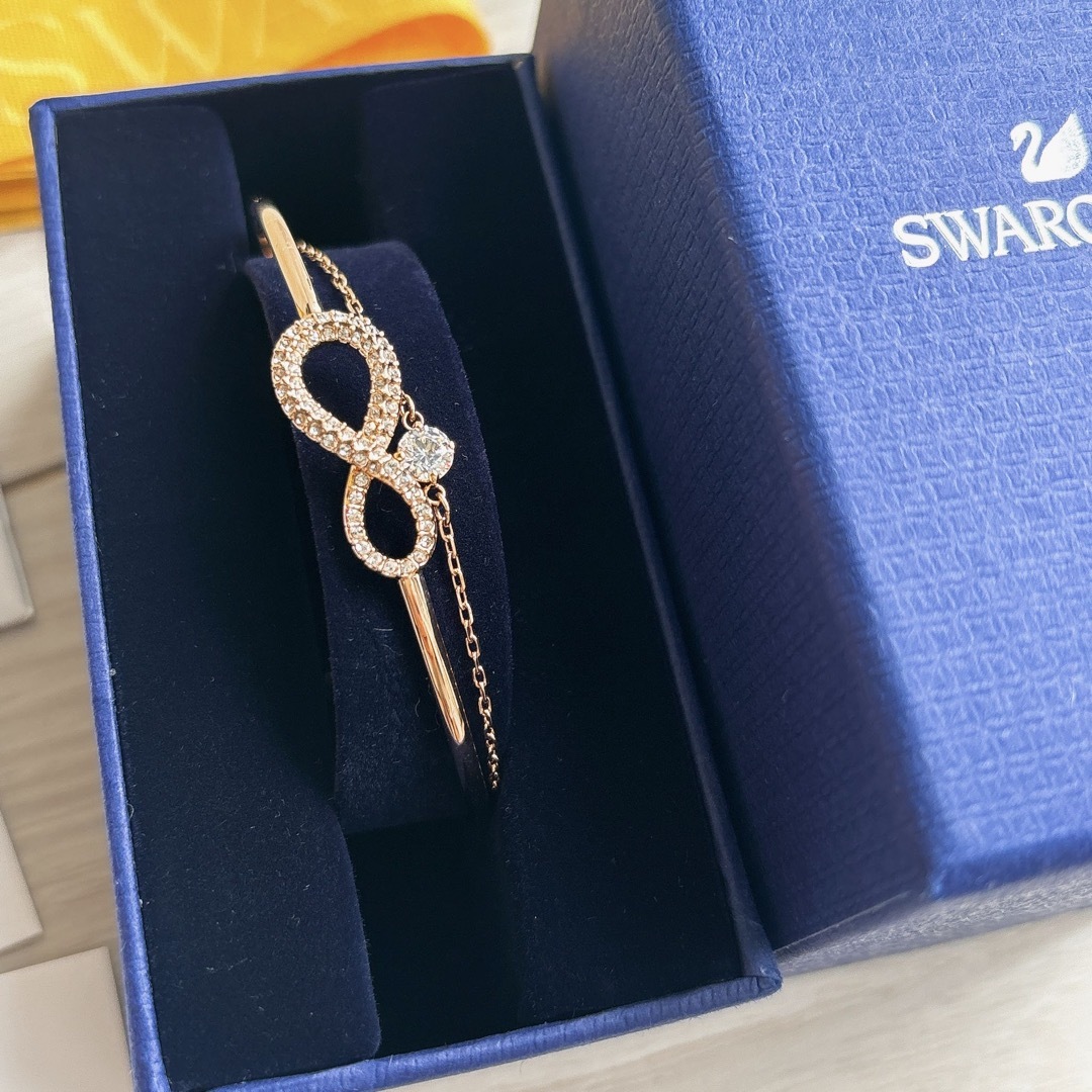 SWAROVSKI(スワロフスキー)のSWAROVSKI Infinity バングル ローズゴールド　長尾謙杜着用 レディースのアクセサリー(ブレスレット/バングル)の商品写真