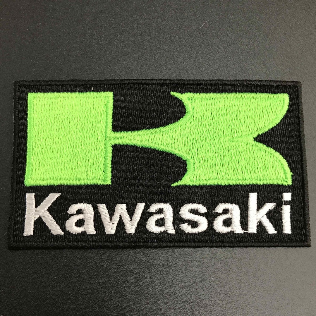 カワサキ(カワサキ)の蛍光緑 KAWASAKI カワサキロゴ アイロンワッペン 83×47mm 23 自動車/バイクのバイク(装備/装具)の商品写真