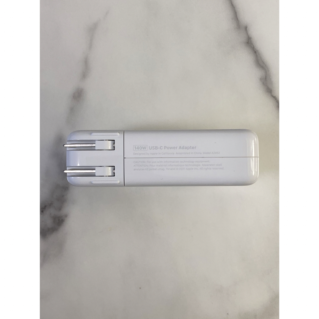 Apple(アップル)の【純正】Apple 140W USB-C電源アダプタ スマホ/家電/カメラのスマートフォン/携帯電話(バッテリー/充電器)の商品写真