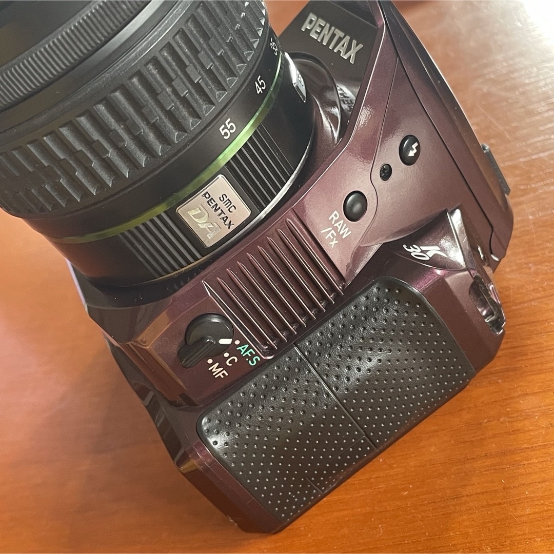 PENTAX(ペンタックス)のペンタックス　PENTAX K-30 ズームレンズキット　限定カラー　実用中古品 スマホ/家電/カメラのカメラ(デジタル一眼)の商品写真