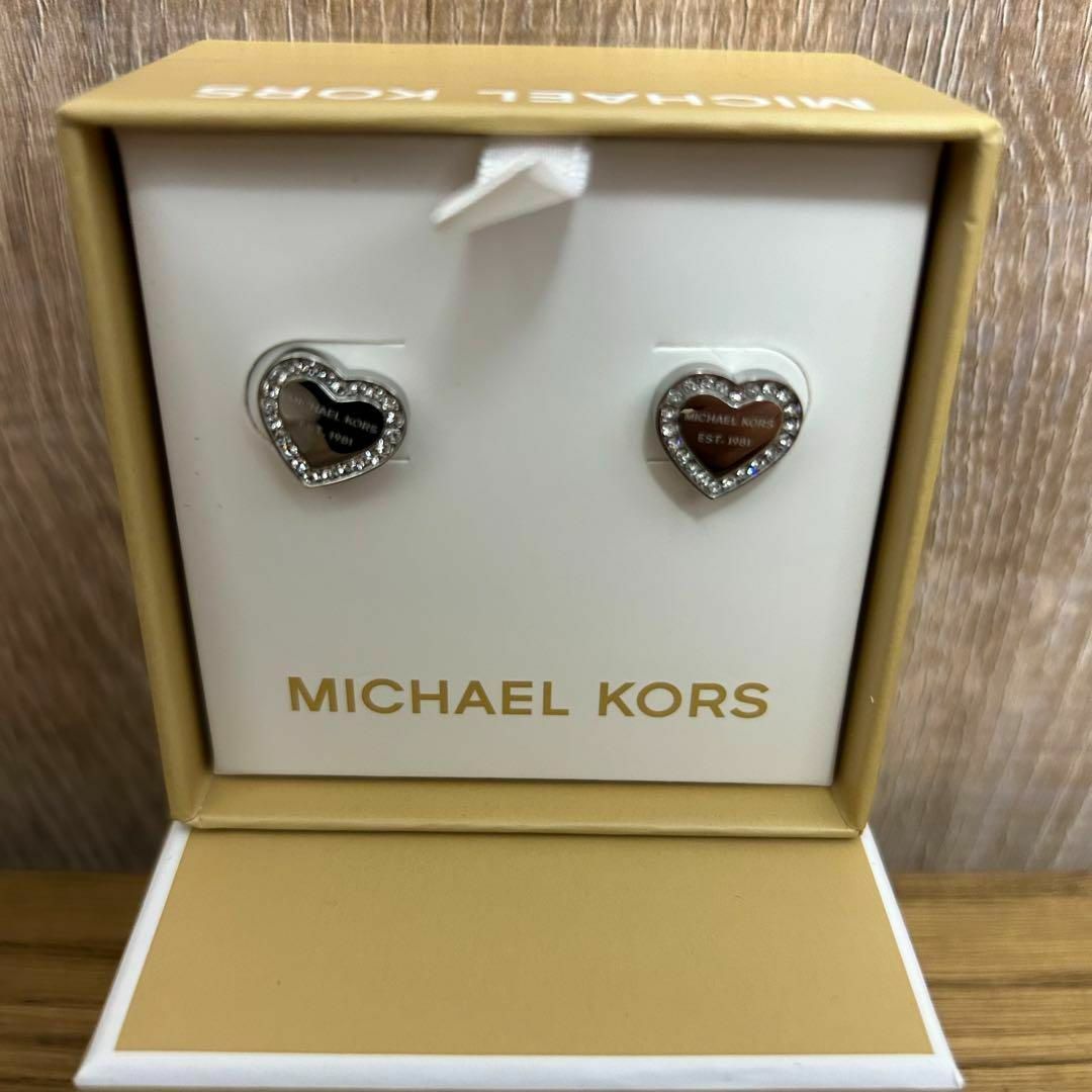 Michael Kors(マイケルコース)の【新品未使用】 MICHAEL KORS パヴェ ハート スタッド ピアスSLV レディースのアクセサリー(ピアス)の商品写真