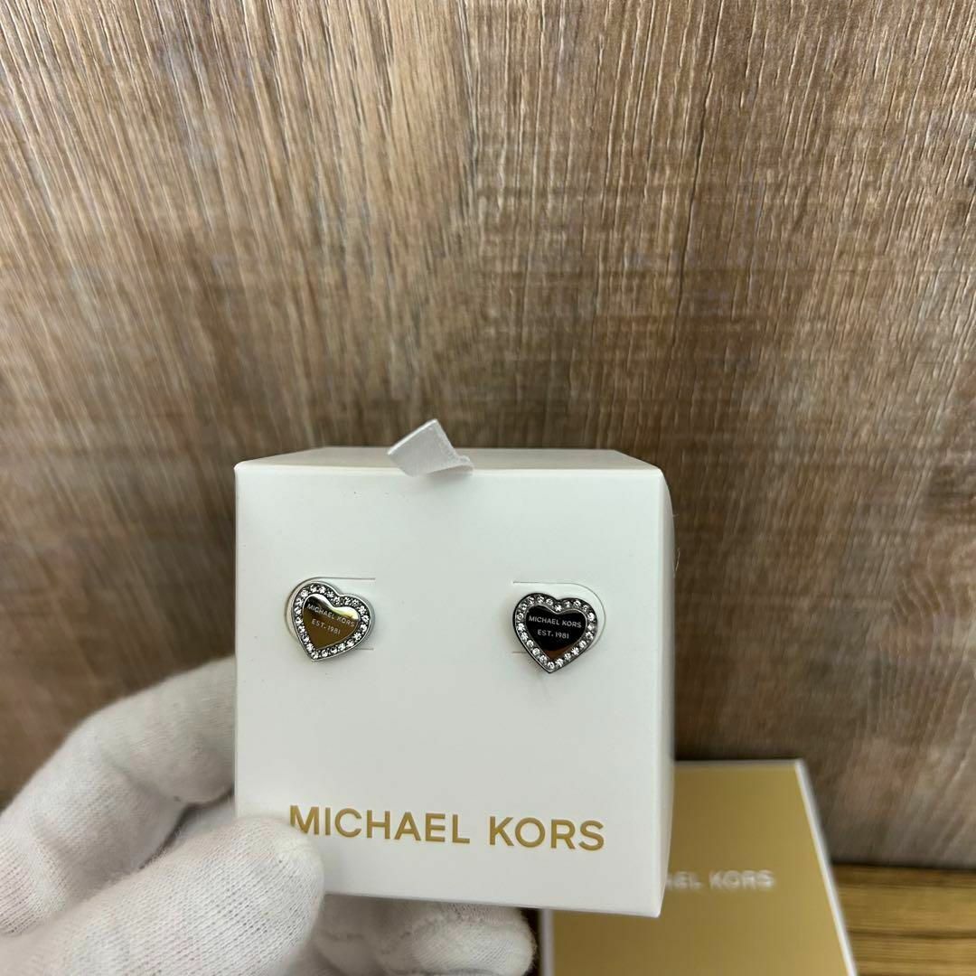 Michael Kors(マイケルコース)の【新品未使用】 MICHAEL KORS パヴェ ハート スタッド ピアスSLV レディースのアクセサリー(ピアス)の商品写真