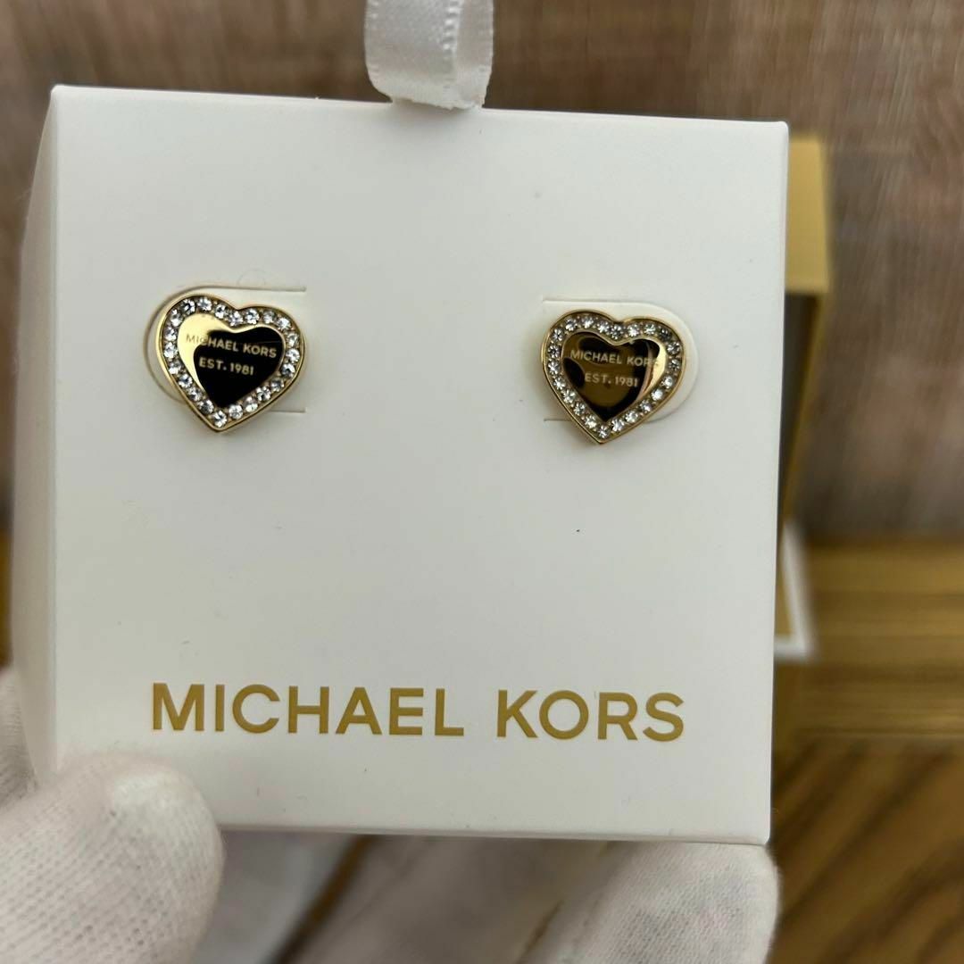 Michael Kors(マイケルコース)の【新品未使用】 MICHAEL KORS パヴェ ハート スタッド ピアスGLD レディースのアクセサリー(ピアス)の商品写真