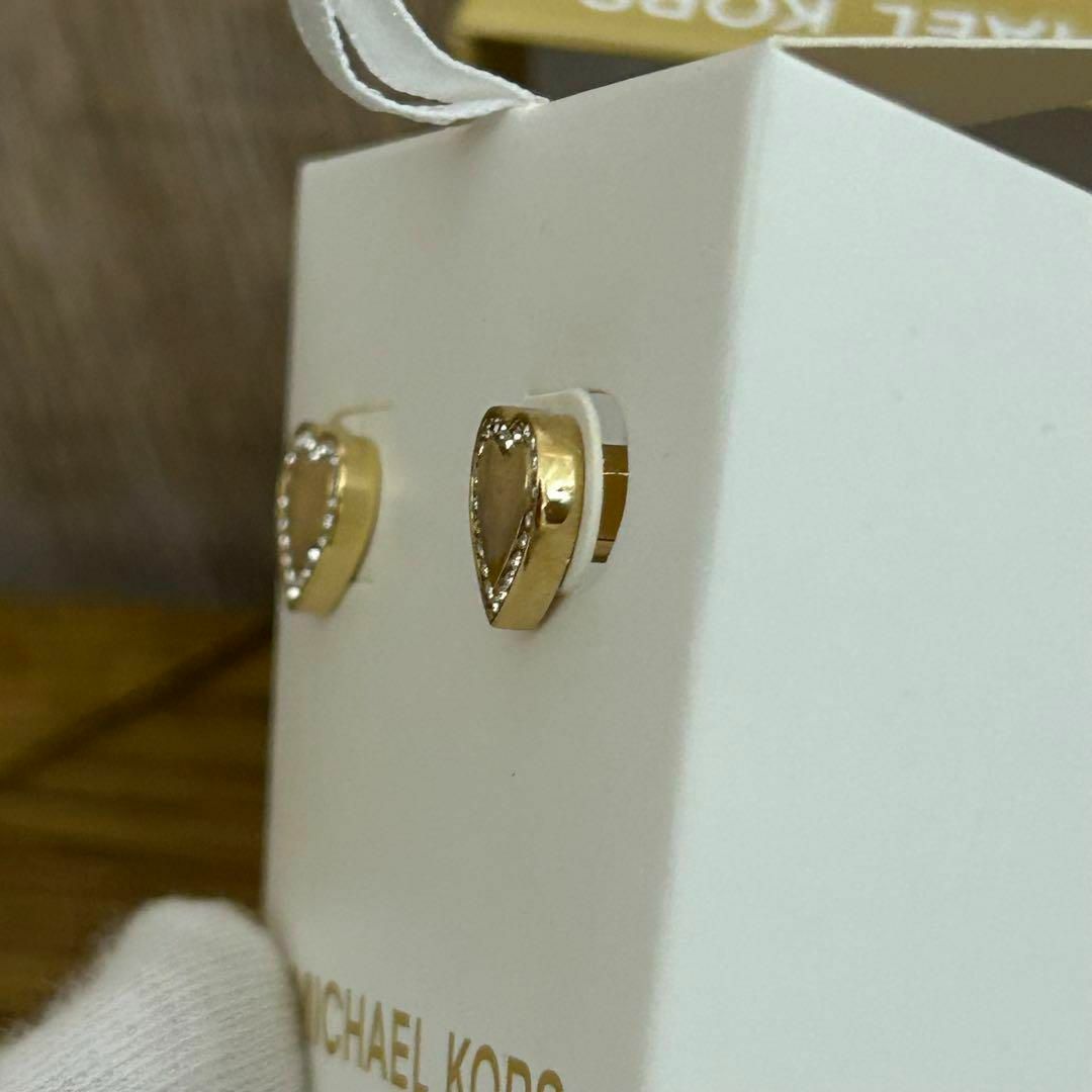 Michael Kors(マイケルコース)の【新品未使用】 MICHAEL KORS パヴェ ハート スタッド ピアスGLD レディースのアクセサリー(ピアス)の商品写真