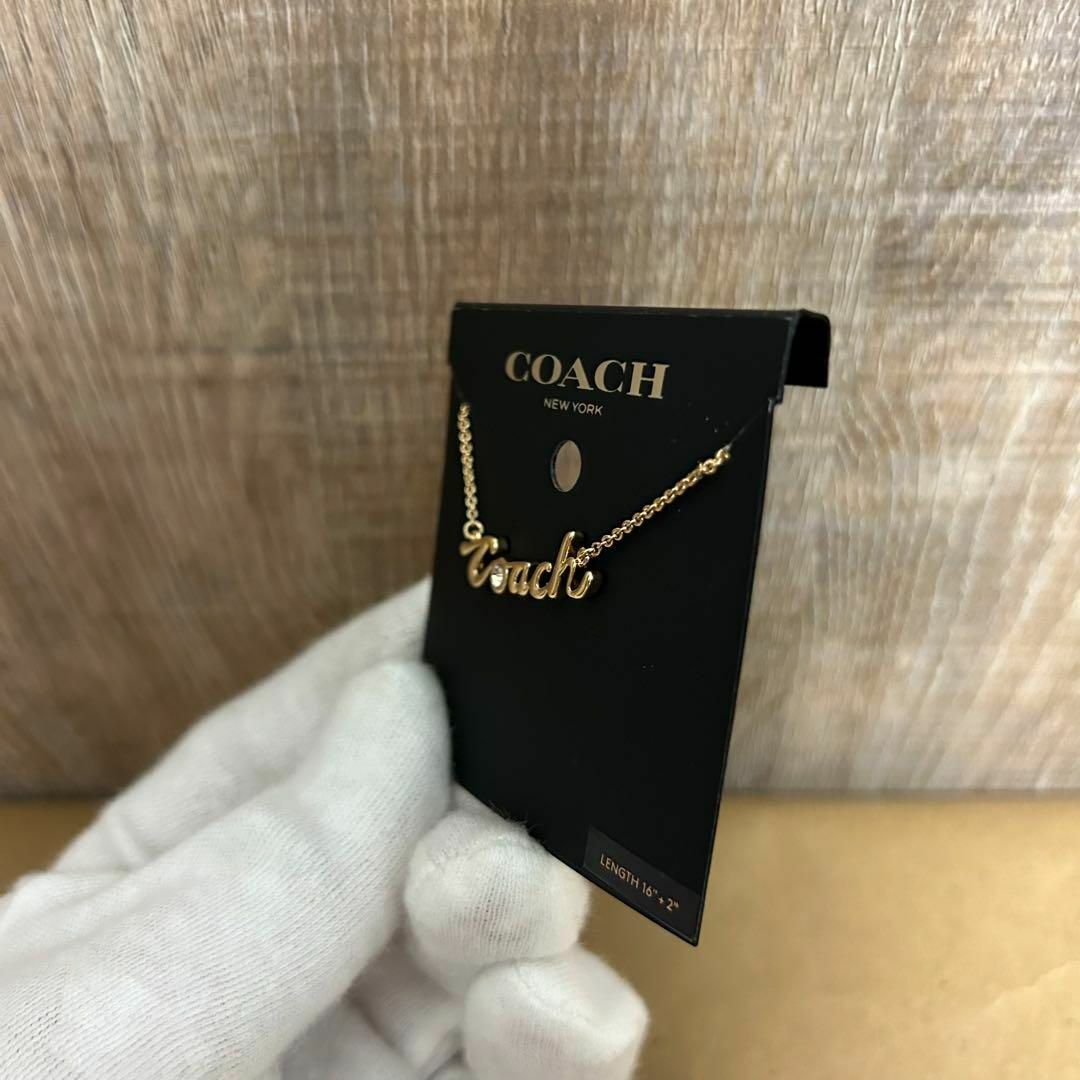 COACH(コーチ)の【新品未使用】 Coach コーチ ロゴ　スクリプト ネックレス　ゴールド レディースのアクセサリー(ネックレス)の商品写真