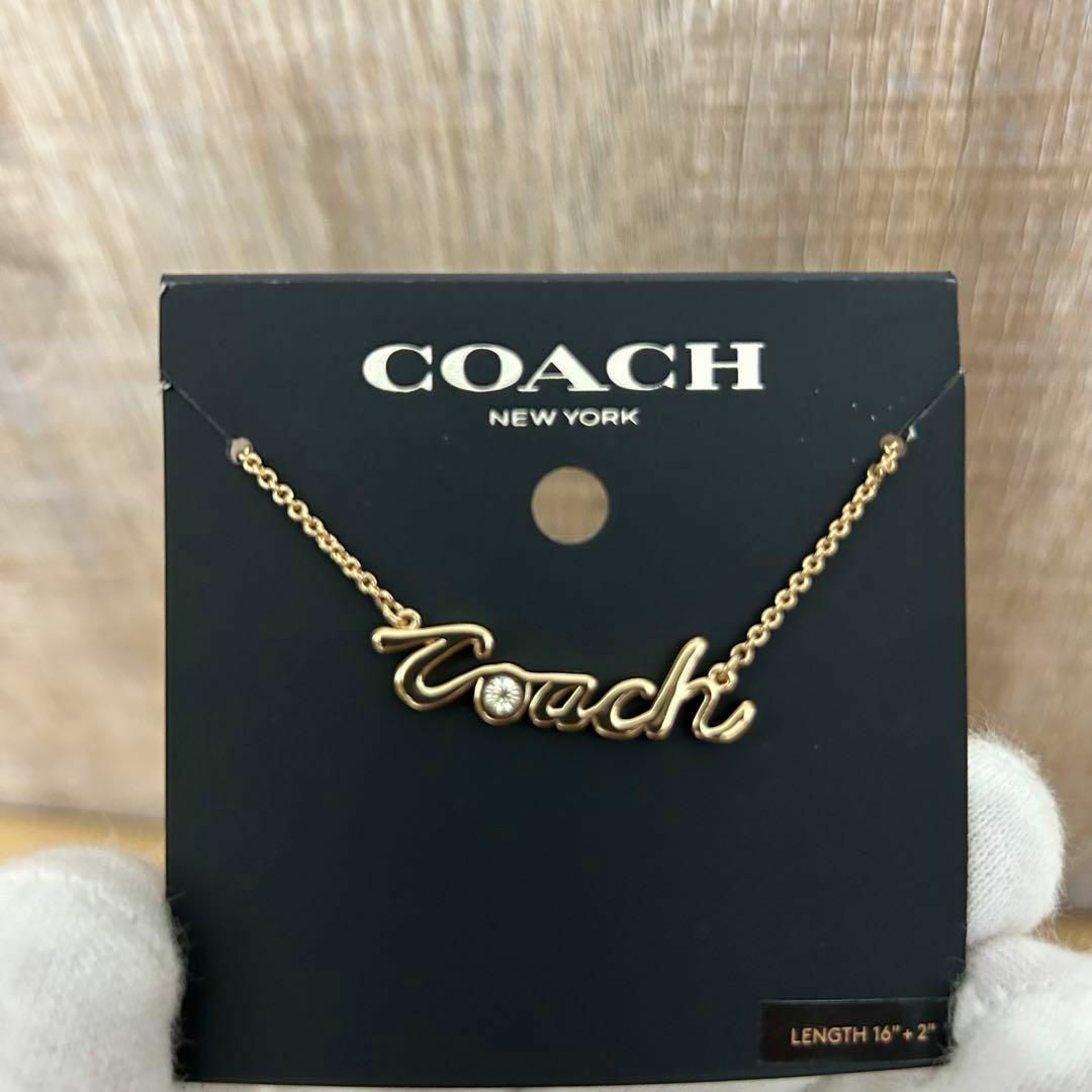 COACH(コーチ)の【新品未使用】 Coach コーチ ロゴ　スクリプト ネックレス　ゴールド レディースのアクセサリー(ネックレス)の商品写真