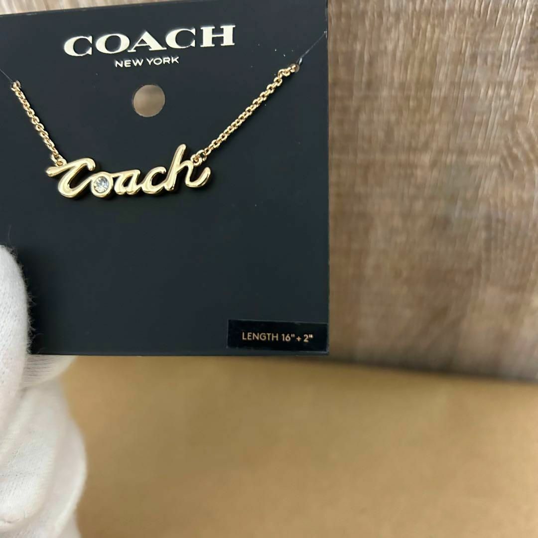 COACH(コーチ)の【新品未使用】 Coach コーチ ロゴ　スクリプト ネックレス　ゴールド レディースのアクセサリー(ネックレス)の商品写真