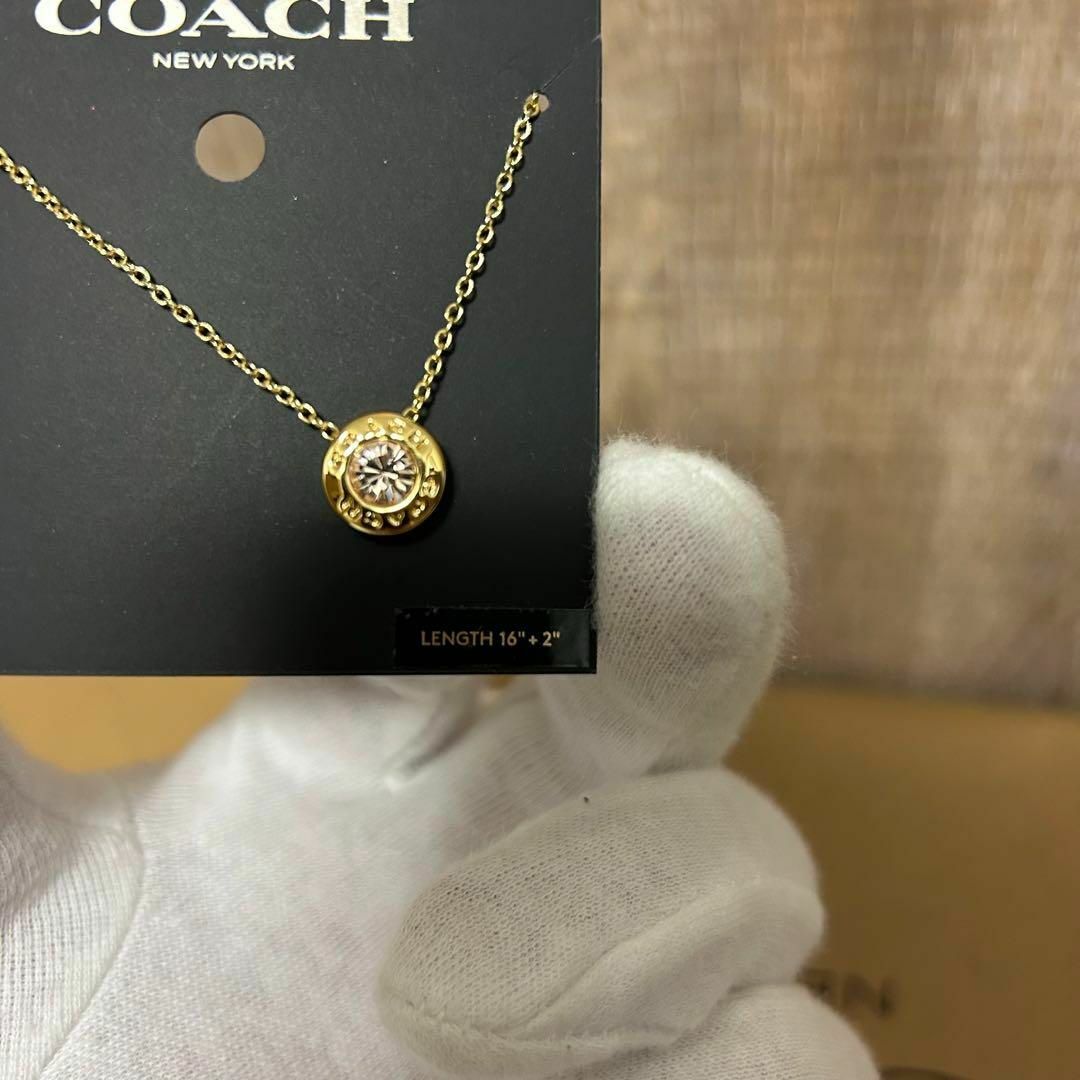 COACH(コーチ)の【新品未使用】 Coach コーチ オープンサークルストーン ネックレス　GLD レディースのアクセサリー(ネックレス)の商品写真