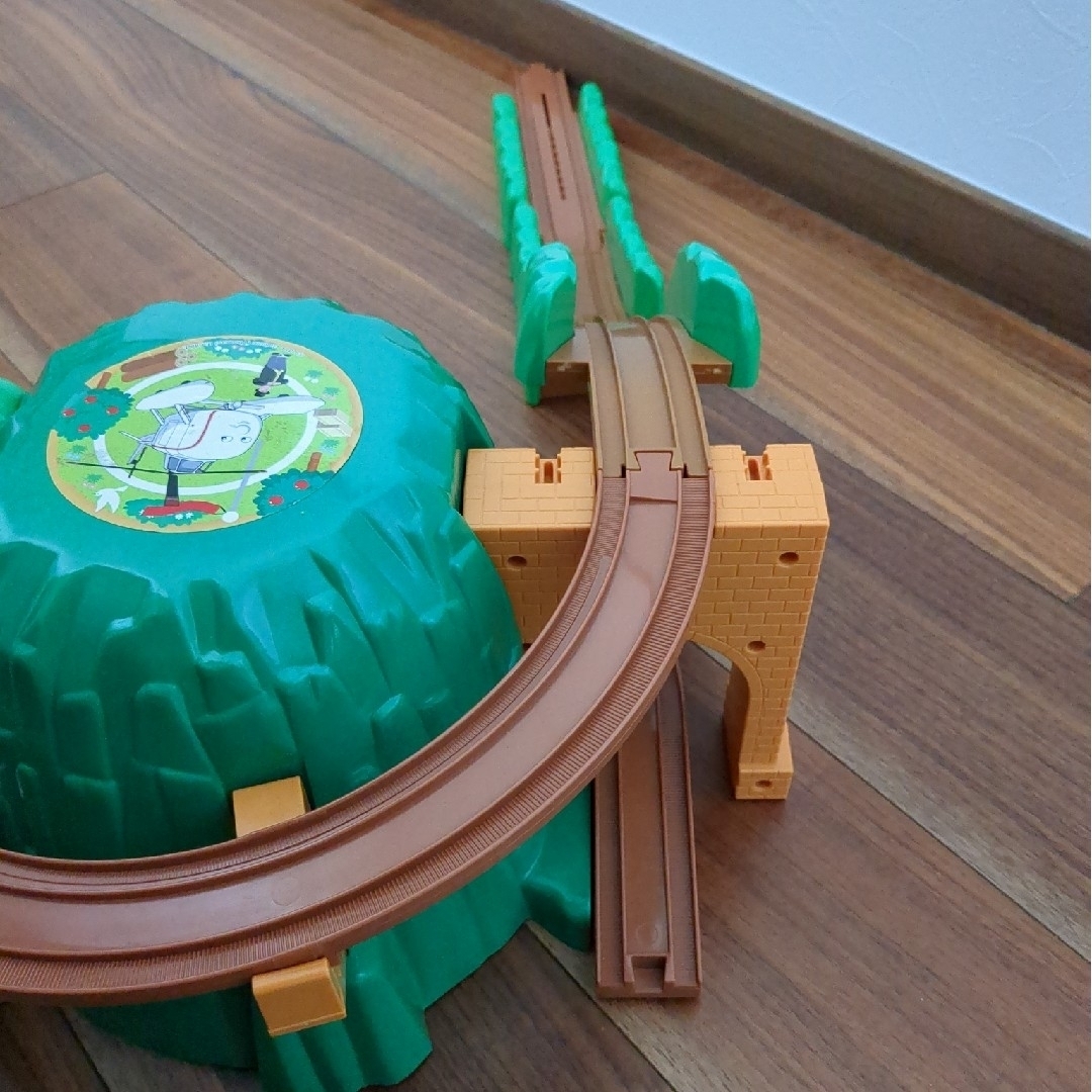 トーマス　プラレール　ぐらぐらマウンテン エンタメ/ホビーのおもちゃ/ぬいぐるみ(鉄道模型)の商品写真