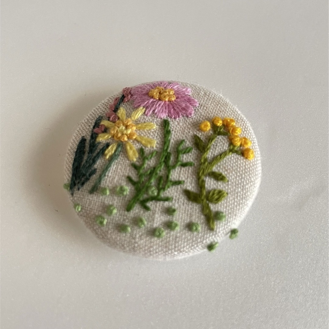 刺繍ブローチorヘアゴム   ハンドメイドのアクセサリー(コサージュ/ブローチ)の商品写真