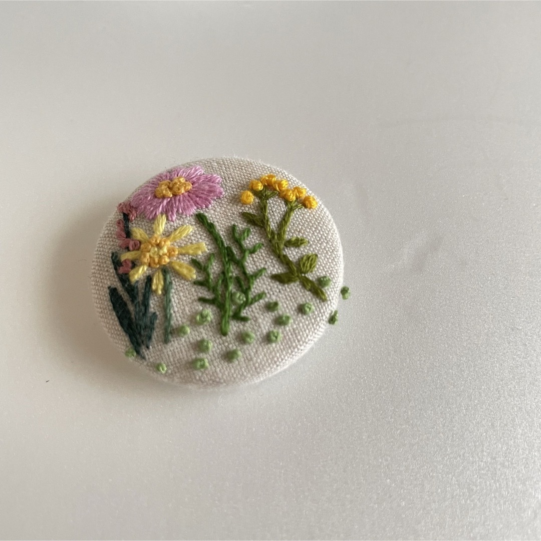 刺繍ブローチorヘアゴム   ハンドメイドのアクセサリー(コサージュ/ブローチ)の商品写真