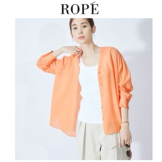 ロペ(ROPE’)の定価1.7万　ROPE Vネックカラー　ブラウス　シャツ(シャツ/ブラウス(長袖/七分))