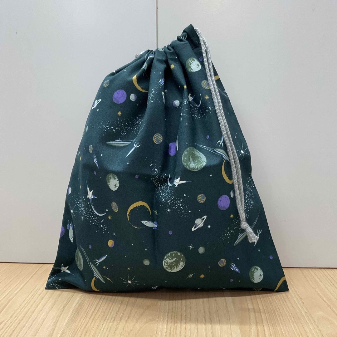 黒色宇宙柄【大きめ片ひも体操着袋】w35×40cm 男の子 小学校 幼稚園保育園 ハンドメイドのキッズ/ベビー(外出用品)の商品写真