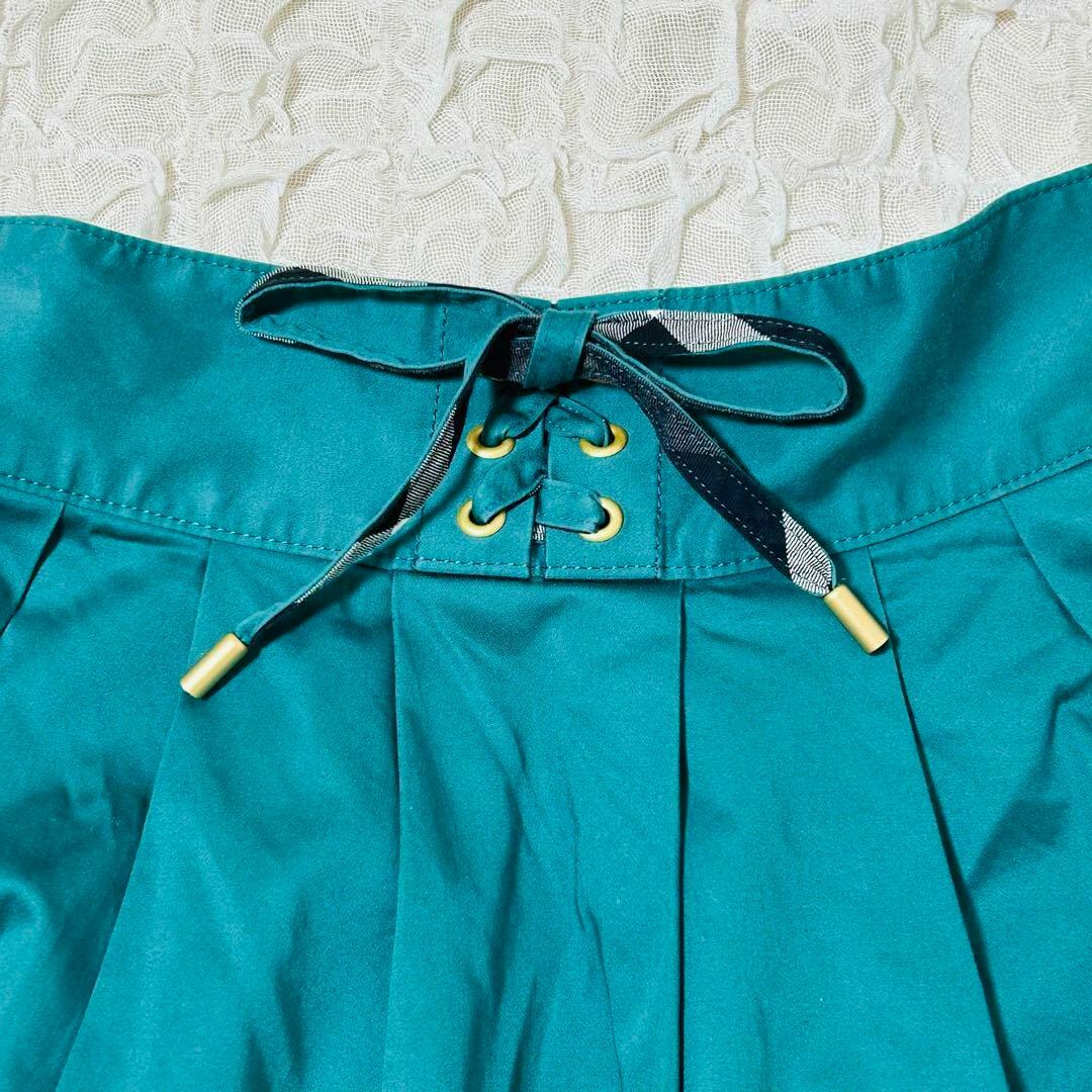 BLUE LABEL CRESTBRIDGE(ブルーレーベルクレストブリッジ)のブルーレーベルクレストブリッジ サテン リボン フレアスカート 緑 グリーン レディースのスカート(ひざ丈スカート)の商品写真