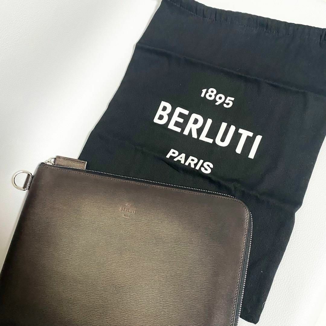 Berluti(ベルルッティ)のベルルッティ ニノGM クラッチバッグ ブラウン メンズのバッグ(セカンドバッグ/クラッチバッグ)の商品写真