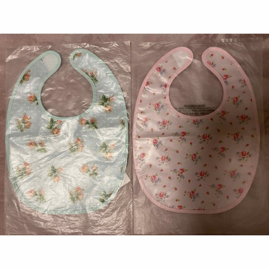 Cath Kidston(キャスキッドソン)のCath Kidstonスタイ2枚 キッズ/ベビー/マタニティのこども用ファッション小物(ベビースタイ/よだれかけ)の商品写真