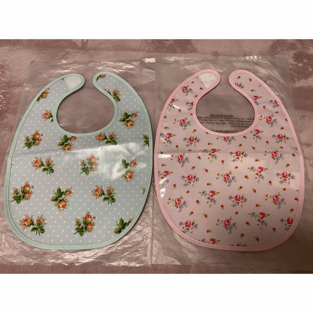 Cath Kidston(キャスキッドソン)のCath Kidstonスタイ2枚 キッズ/ベビー/マタニティのこども用ファッション小物(ベビースタイ/よだれかけ)の商品写真