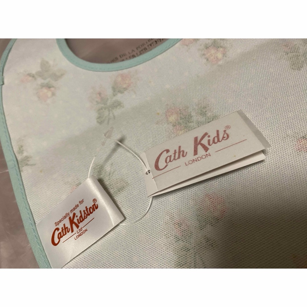 Cath Kidston(キャスキッドソン)のCath Kidstonスタイ2枚 キッズ/ベビー/マタニティのこども用ファッション小物(ベビースタイ/よだれかけ)の商品写真