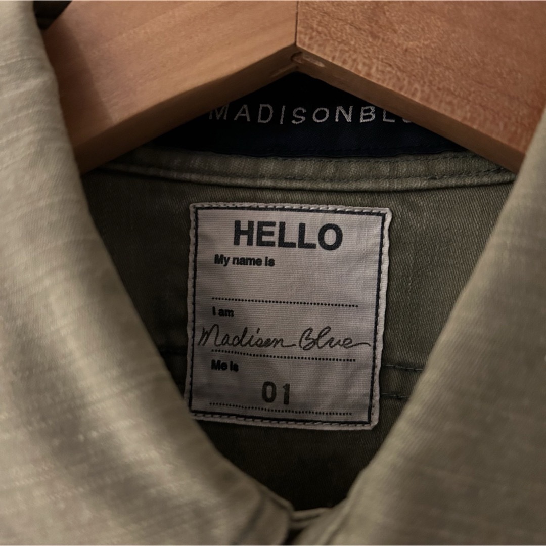 MADISONBLUE(マディソンブルー)の美品　マディソンブルー  カーキ　シャツ　バックサテン　ハンプトン レディースのトップス(シャツ/ブラウス(長袖/七分))の商品写真