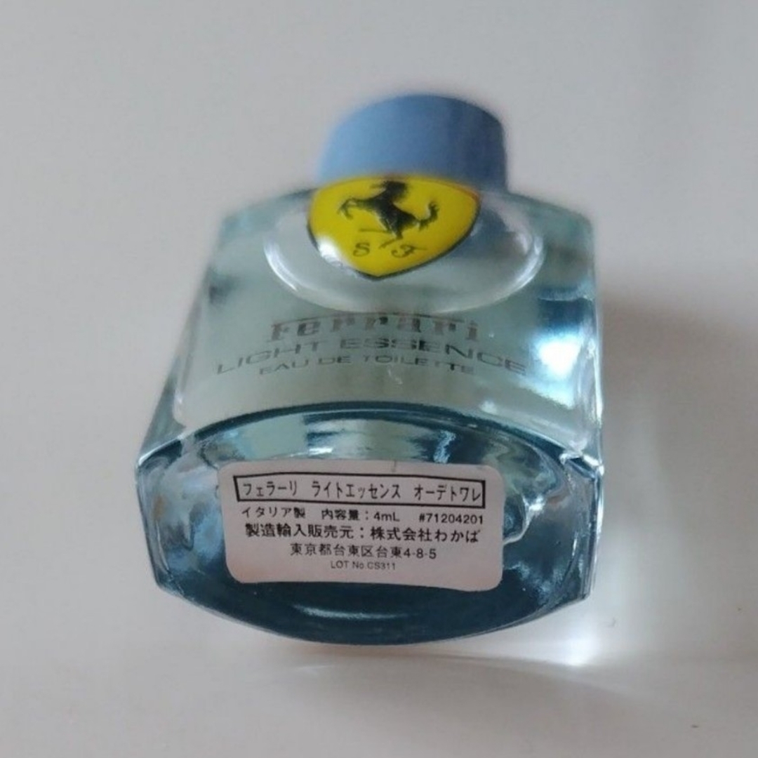 Ferrari(フェラーリ)のフェラーリ　ライトエッセンス　オーデトワレ　4ml ミニ香水 コスメ/美容の香水(香水(男性用))の商品写真