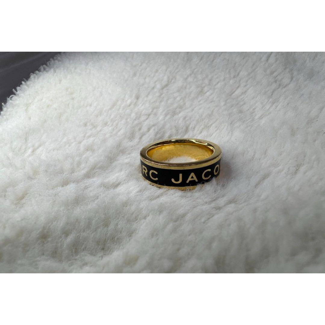 MARC JACOBS(マークジェイコブス)のMARC JACOBS:ザ メダリオン リング　ゴールド/ブラック　新品 メンズのアクセサリー(リング(指輪))の商品写真