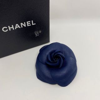 シャネル(CHANEL)の［正規品］CHANEL カメリア コサージュ ブルー系(ブローチ/コサージュ)