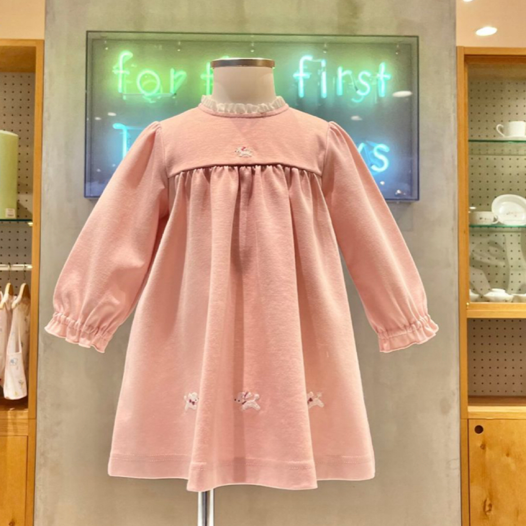 familiar(ファミリア)のファミリア　フリル襟ワンピース　テリア　90 キッズ/ベビー/マタニティのキッズ服女の子用(90cm~)(ワンピース)の商品写真