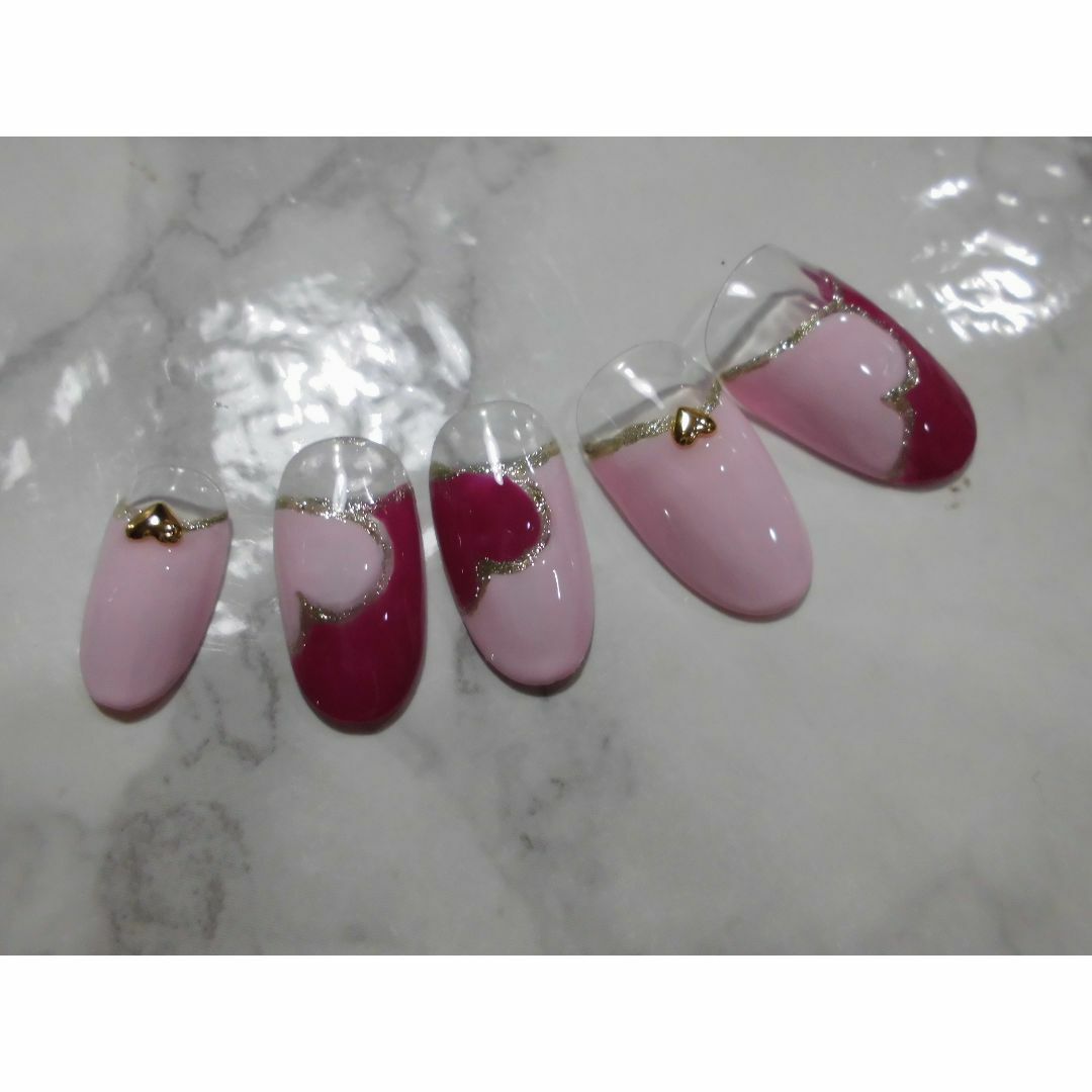 2色のピンクでハートの逆フレンチでネイルチップ　ジェル使用作品 コスメ/美容のネイル(つけ爪/ネイルチップ)の商品写真