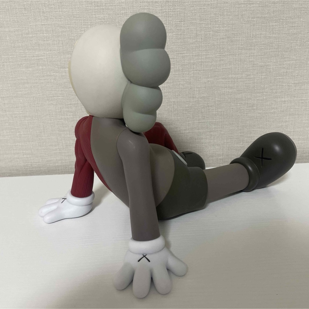 MEDICOM TOY(メディコムトイ)のKAWS RESTING PLACE VINYL figure uniqlo エンタメ/ホビーのフィギュア(その他)の商品写真