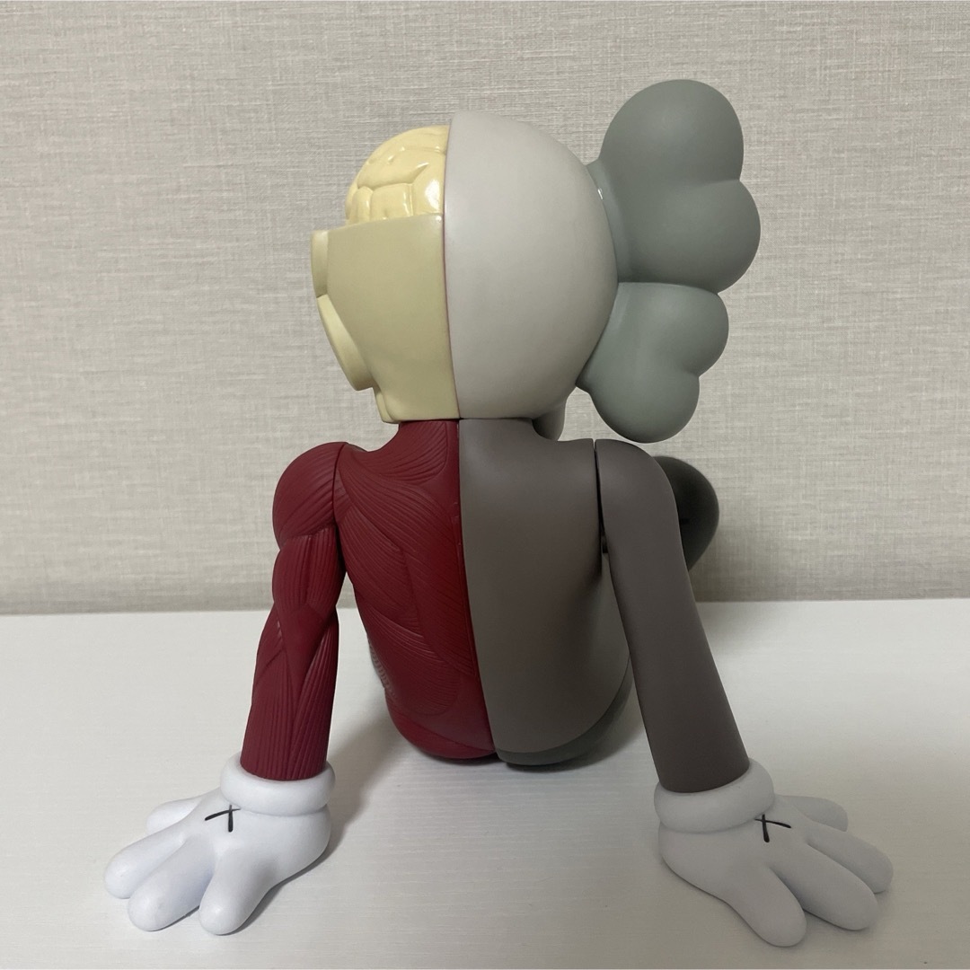 MEDICOM TOY(メディコムトイ)のKAWS RESTING PLACE VINYL figure uniqlo エンタメ/ホビーのフィギュア(その他)の商品写真