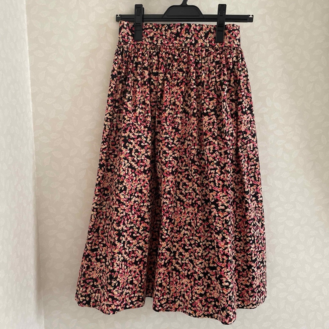 H&M(エイチアンドエム)のH&M ミモレ丈 フラワー柄 フレアスカート レディースのスカート(ひざ丈スカート)の商品写真