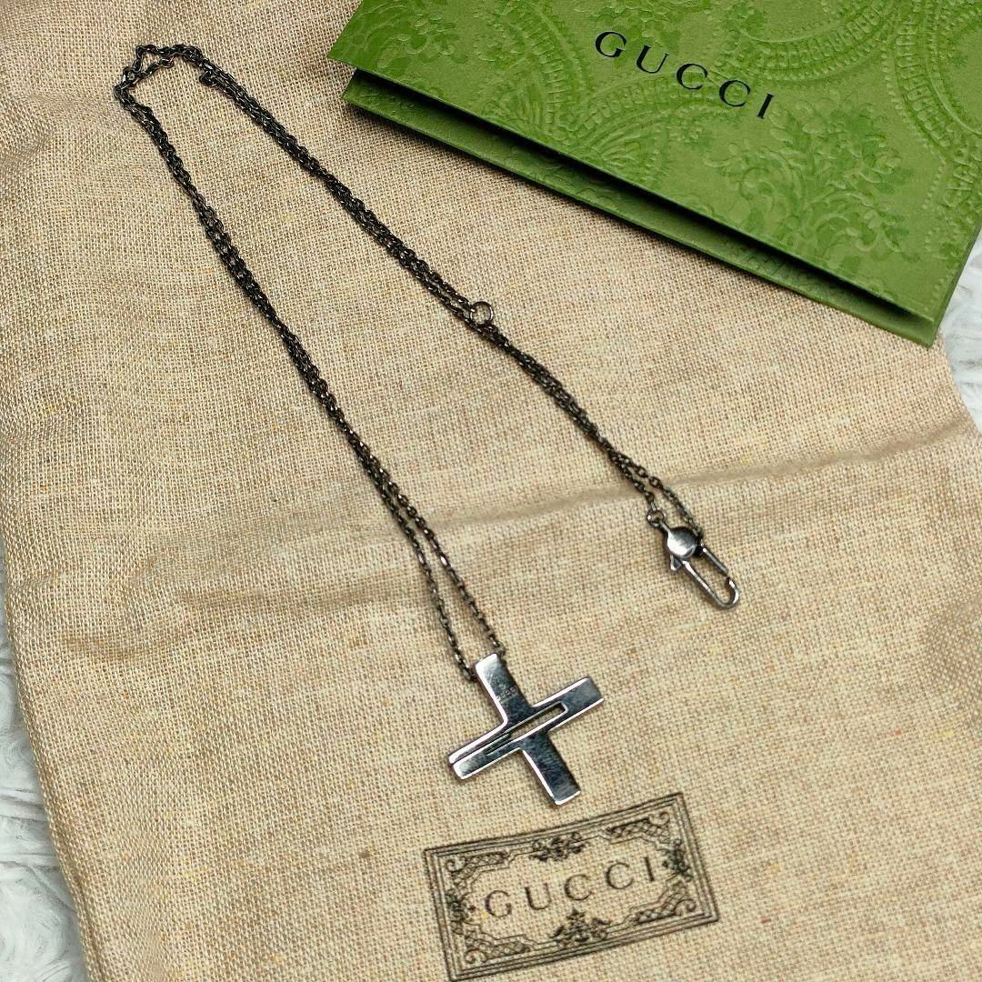 Gucci(グッチ)のGUCCI ネックレス クロス ブラック グッチ アクセサリー クロス シルバー レディースのアクセサリー(ネックレス)の商品写真