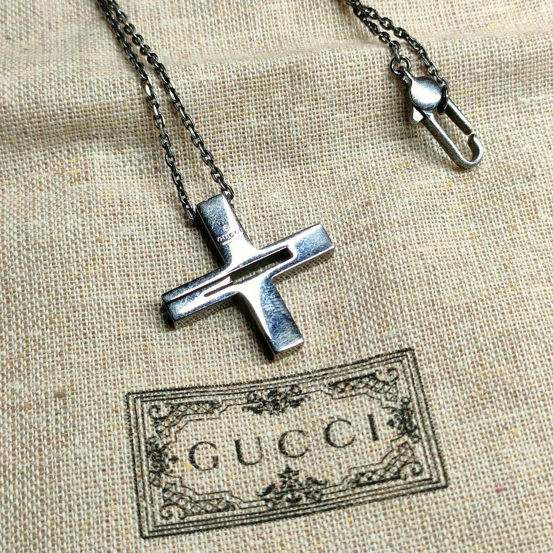 Gucci(グッチ)のGUCCI ネックレス クロス ブラック グッチ アクセサリー クロス シルバー レディースのアクセサリー(ネックレス)の商品写真