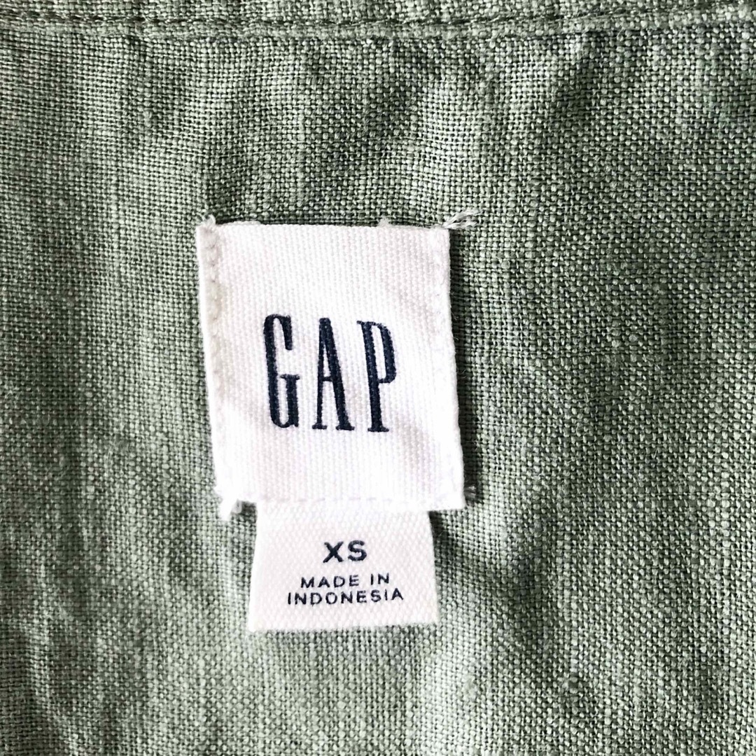 GAP(ギャップ)のGAP  リネンシャツ　グリーン系　サイズXS レディースのトップス(シャツ/ブラウス(長袖/七分))の商品写真