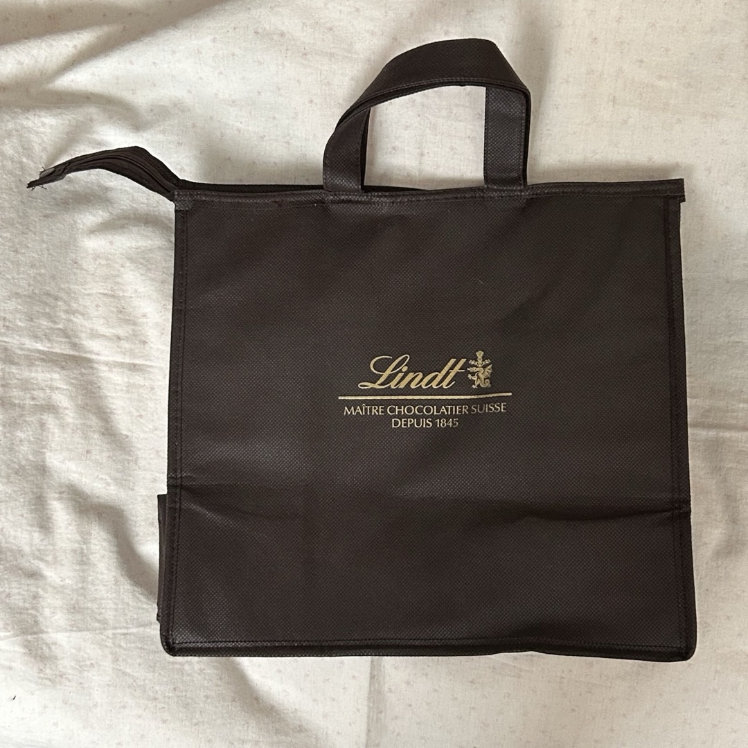 Lindt(リンツ)のリンツ　保冷バッグ インテリア/住まい/日用品のキッチン/食器(弁当用品)の商品写真