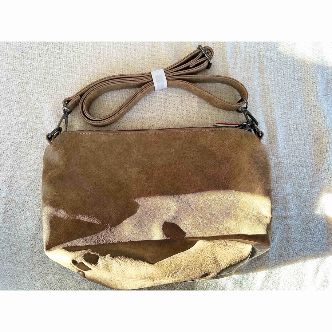 【新品未使用】 ショルダーバッグ guscio グッシオ 本革 レザー ベージュ レディースのバッグ(ショルダーバッグ)の商品写真