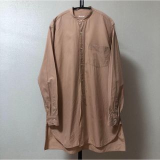 コモリ(COMOLI)の希少　美品　18ss COMOLI  バンドカラーシャツ SAND PINK (シャツ)