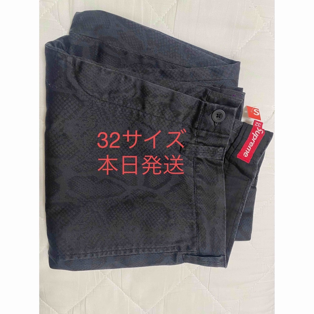 Supreme(シュプリーム)のSupreme Snake Print Chino Pant "Charcoal メンズのパンツ(チノパン)の商品写真