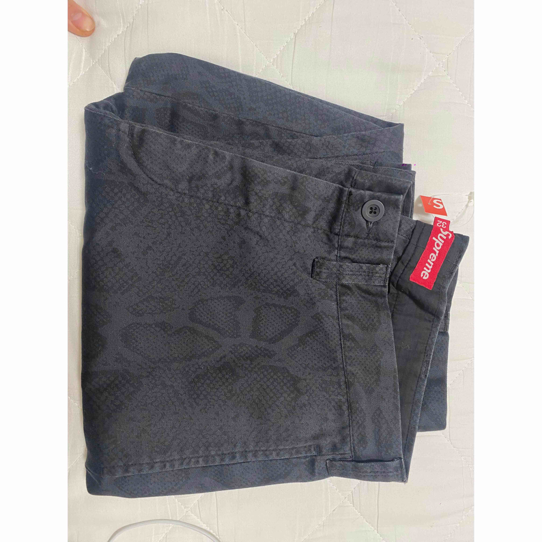 Supreme(シュプリーム)のSupreme Snake Print Chino Pant "Charcoal メンズのパンツ(チノパン)の商品写真