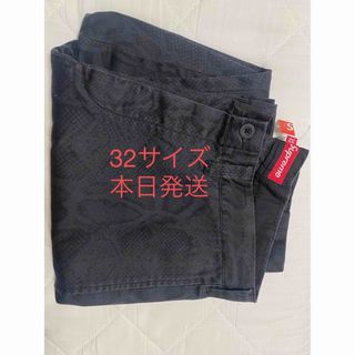 シュプリーム(Supreme)のSupreme Snake Print Chino Pant "Charcoal(チノパン)