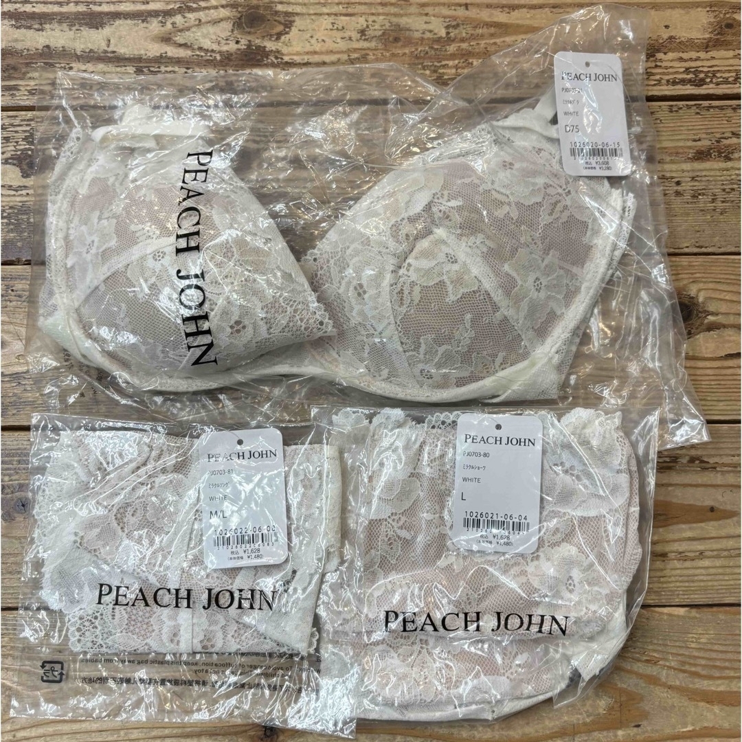 PEACH JOHN(ピーチジョン)のD75 / L★ピーチジョン【PEACH JOHN】ミラクルブラ３点セット★白 レディースの下着/アンダーウェア(ブラ&ショーツセット)の商品写真