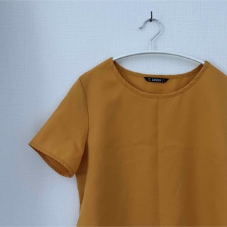 シーイン(SHEIN)のシーイン　レディースTシャツMサイズ マスタード色(Tシャツ(半袖/袖なし))
