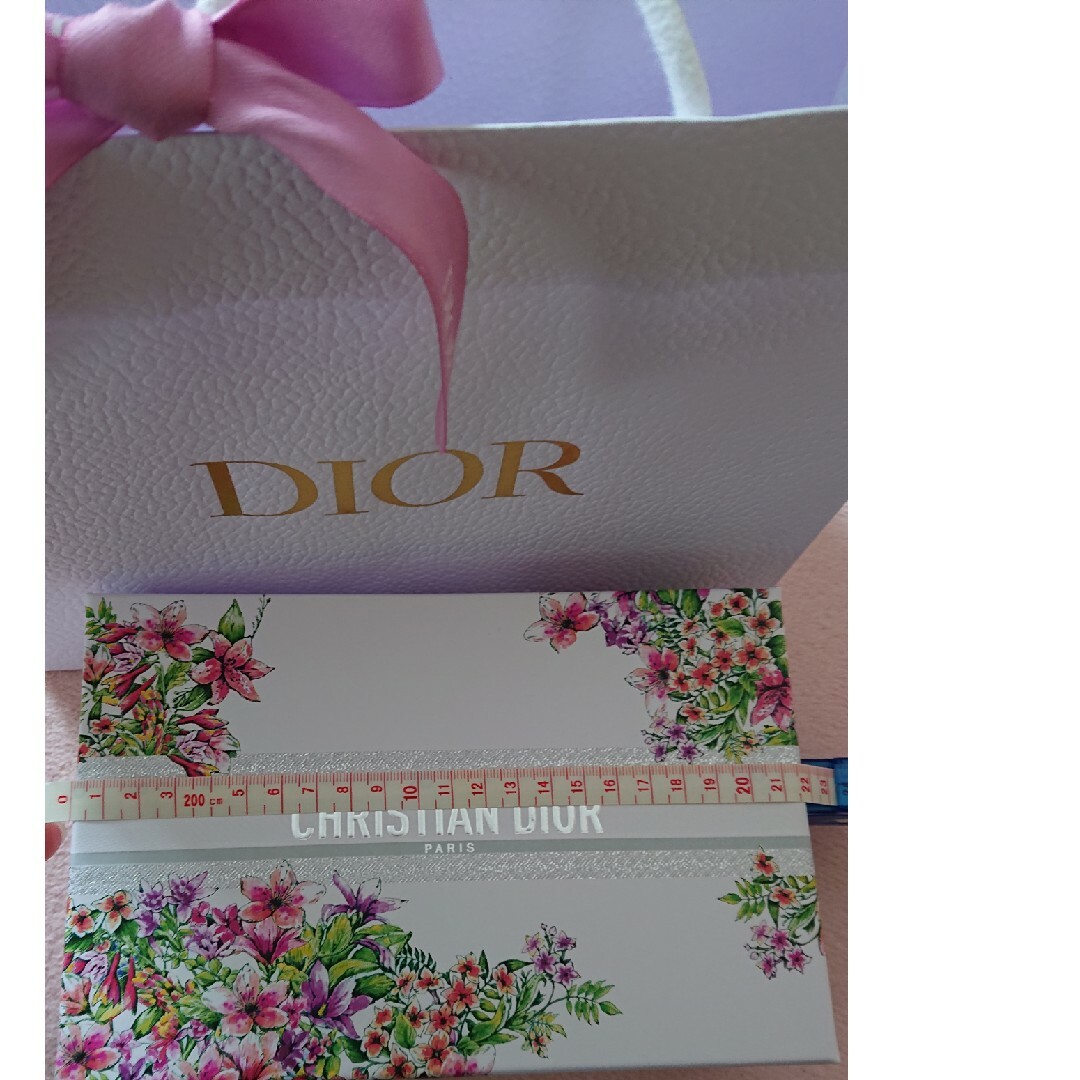 Christian Dior(クリスチャンディオール)のDior 春 限定 ギフトボックス ショッパー付 インテリア/住まい/日用品のインテリア小物(小物入れ)の商品写真