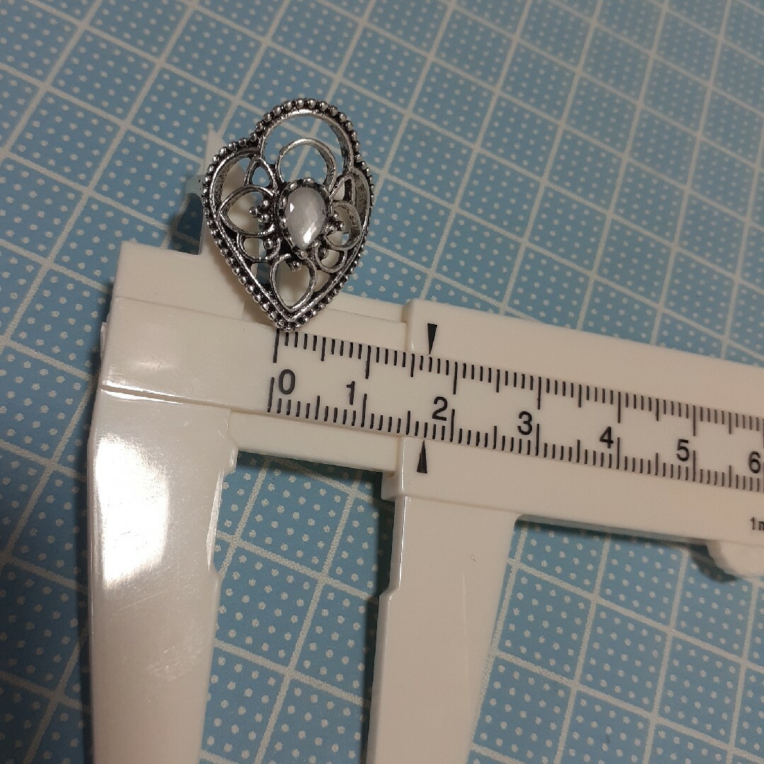 新品　未使用　銀色の指輪　白いビジュー　大きめのリング等　2個セット レディースのアクセサリー(リング(指輪))の商品写真
