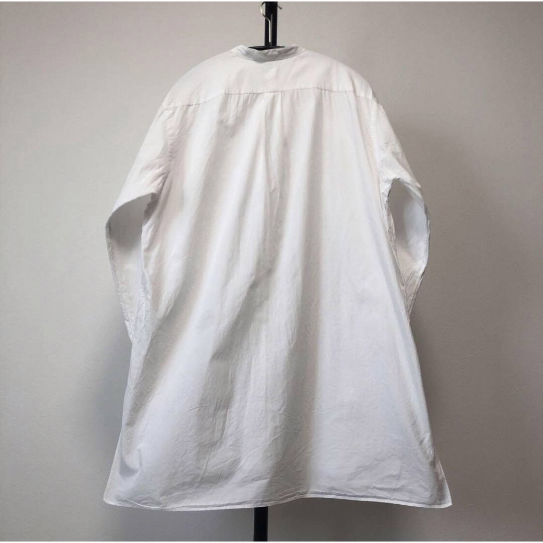 COMOLI(コモリ)の美品　バンドカラーシャツ　コモリ　白　comoli  サイズ2 メンズのトップス(シャツ)の商品写真