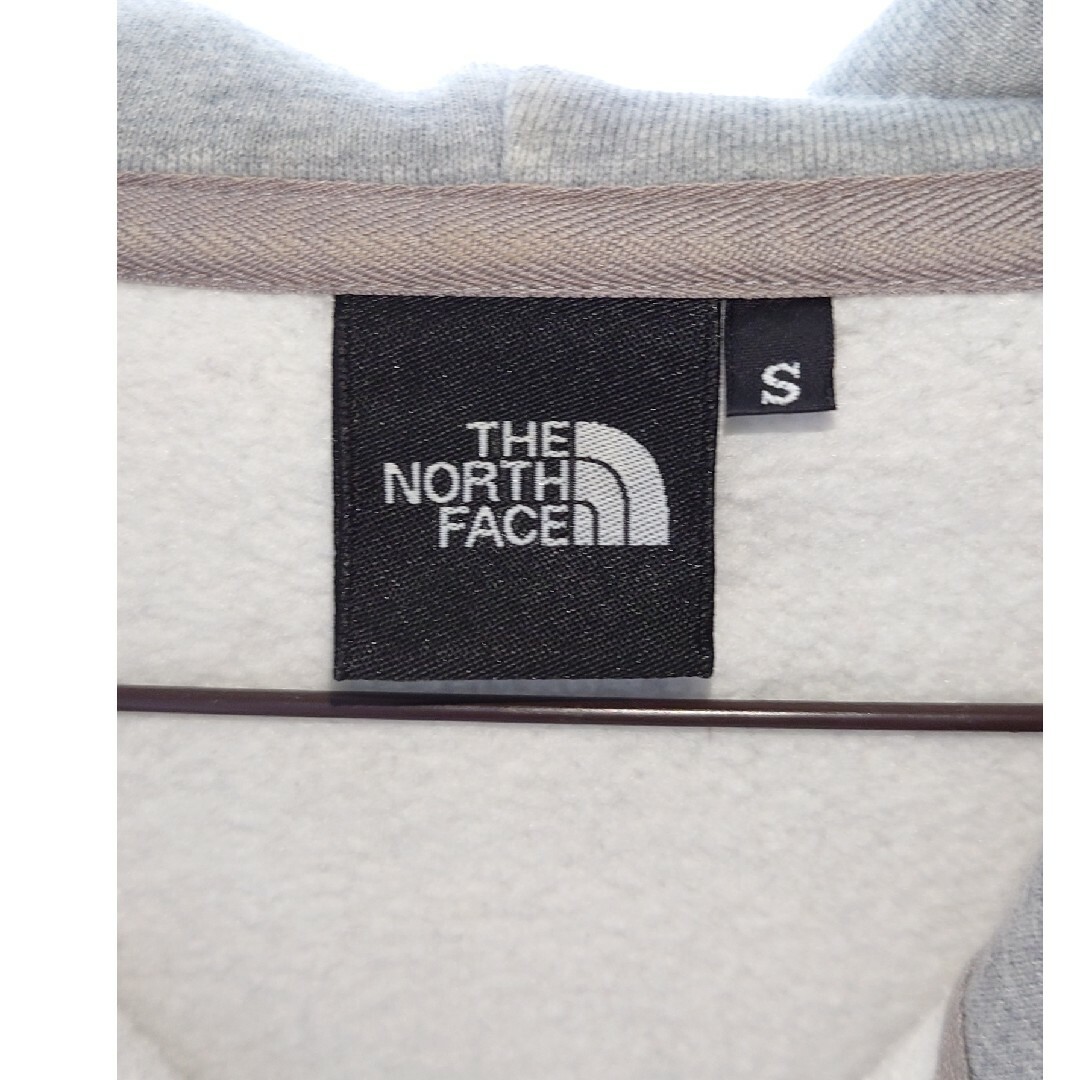 THE NORTH FACE(ザノースフェイス)の大人気！即完売モデル ザノースフェイス 刺繍ロゴジップパーカーリアビュー メンズのトップス(パーカー)の商品写真