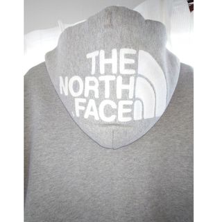 ザノースフェイス(THE NORTH FACE)の大人気！即完売モデル ザノースフェイス 刺繍ロゴジップパーカーリアビュー(パーカー)