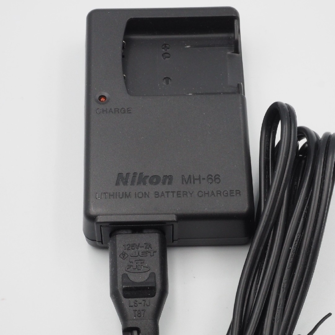 Nikon(ニコン)のNikon ニコン 充電器 MH-66 スマホ/家電/カメラのスマートフォン/携帯電話(バッテリー/充電器)の商品写真