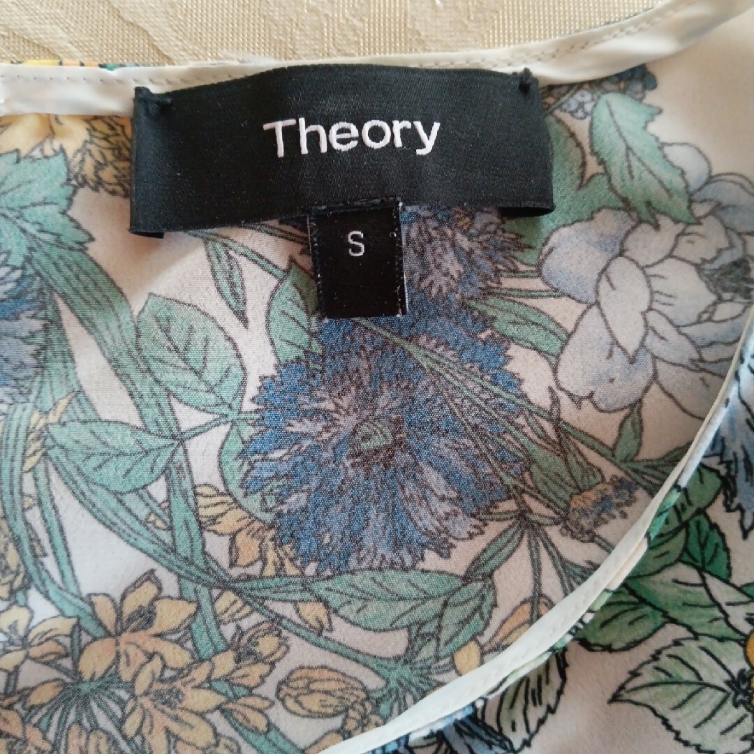 theory(セオリー)のセオリー　ボタニカル柄ブラウス レディースのトップス(シャツ/ブラウス(半袖/袖なし))の商品写真